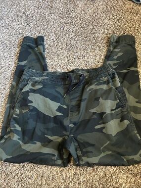 Hollister Men's Green Camo Jogger Track Pants